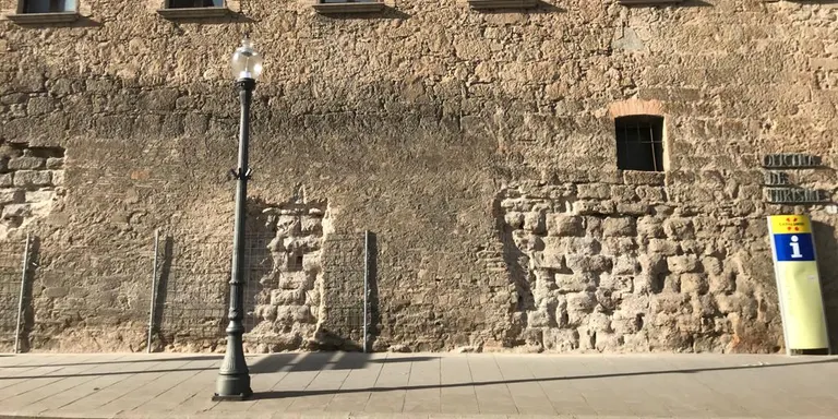 Les obres de restauració de part de la muralla de Solsona deixen al descobert restes medievals, una escala i un possible carrer