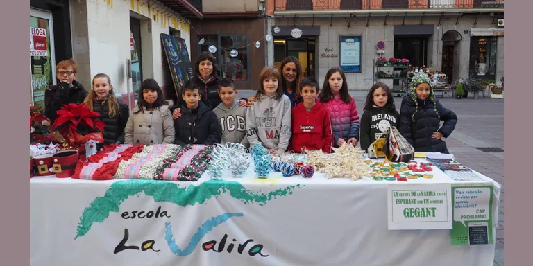 Alumnes de l'Escola La Valira venen els seus productes de Nadal al mercat de la Seu