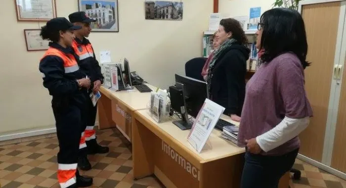 Les dues persones ja han conegut els diversos equipaments municipals, com la Biblioteca ( Foto: Aju