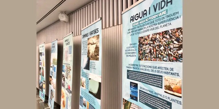 Una exposició a la biblioteca convida a explorar l'aigua des de diferents punts de vista