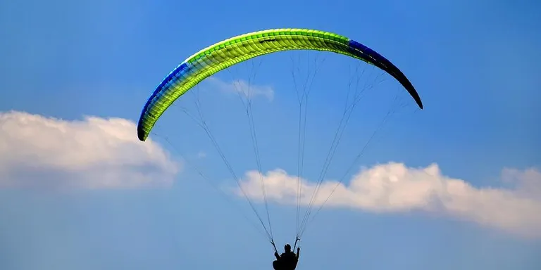 Un ferit greu en caure el parapent que pilotava sobre el bosc de Can Pujol, entre Caldes i Palau