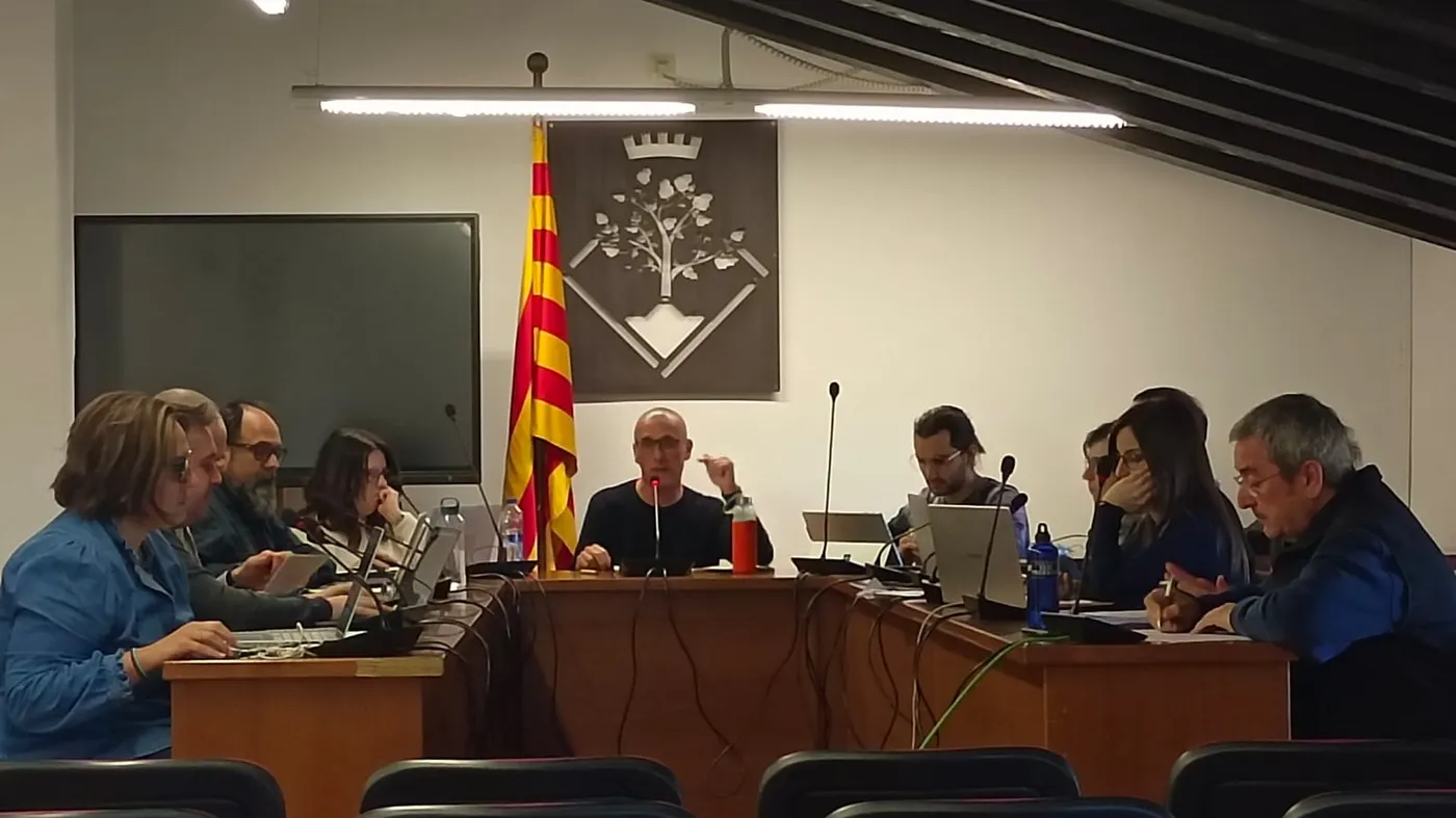 La unanimitat predomina en un ple que aprova la comissió pel servei de càrrega de vehicles, les tarifes de Collsacreu, dues subvencions i la cessió de la teulada de Can Victoriano a la CEL