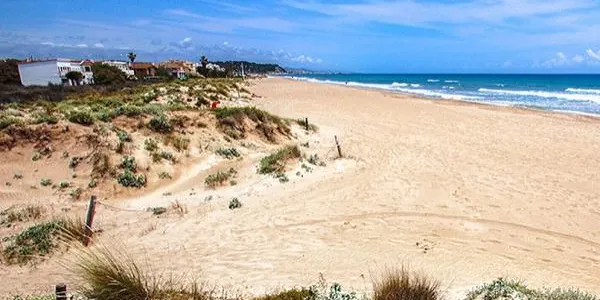 Mor ofegat un home de 80 anys en una platja de Creixell