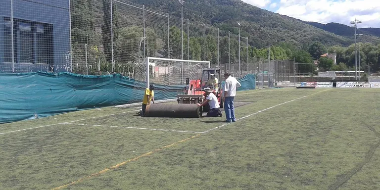 Comencen les obres per substituir la gespa artificial del camp de futbol de la Seu