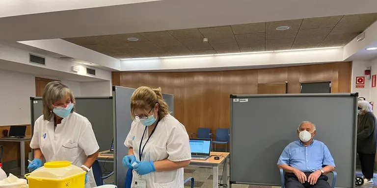 Majors de 60 anys, embarassades i col·lectius de risc ja poden demanar cita per a la quarta dosi de la vacuna de la Covid