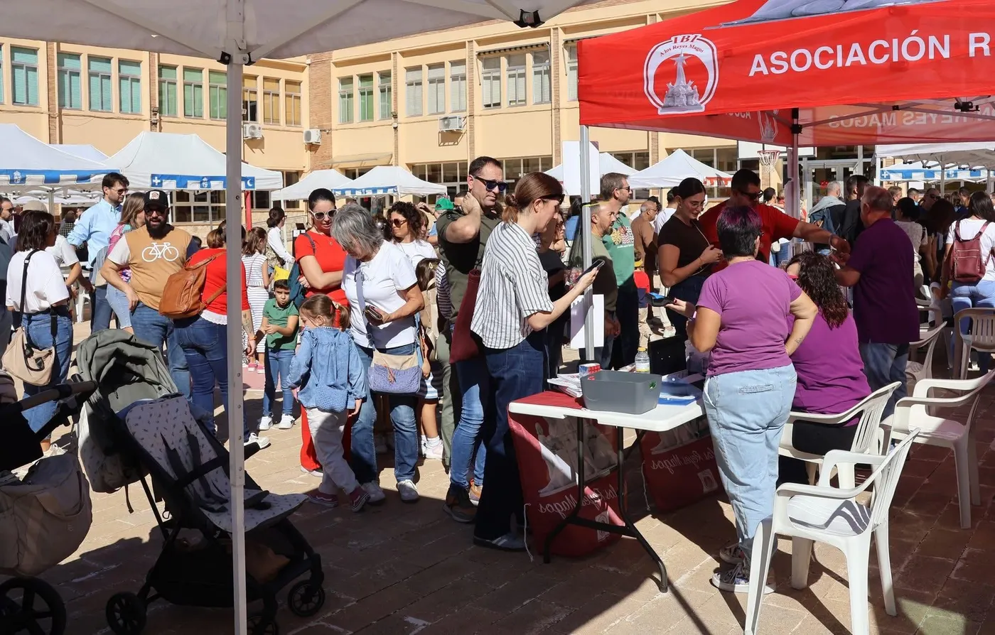 La magia y la ilusión de los Reyes Magos serán protagonistas el próximo sábado 24 de octubre en el patio del Colegio Salesianos, con la segunda gran fiesta organizada por la Asociación Reyes Magos de Ibi