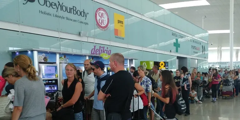 Consum recomana fer-se una ‘selfie’ a la cua dels controls de l'aeroport per poder reclamar