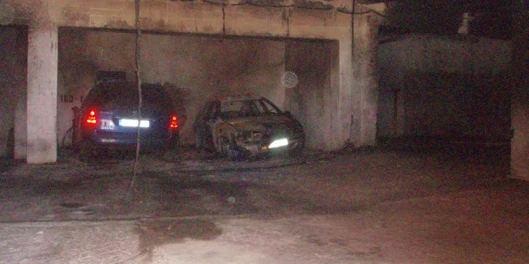 Un incendi afecta un aparcament al passeig del Parc