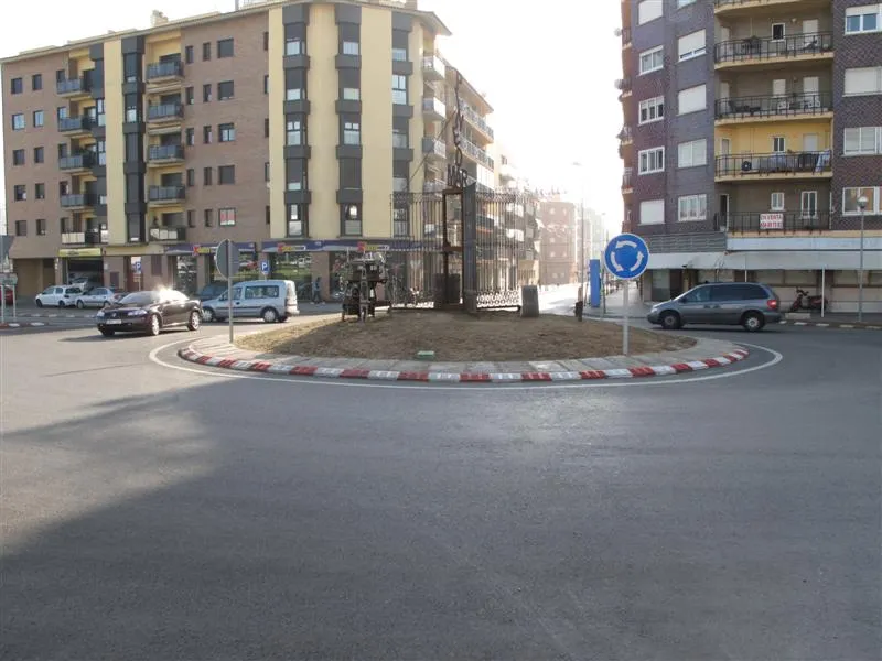 L'equip de govern pren mesures per solucionar l'ocupació d'una planta baixa a Poblenou