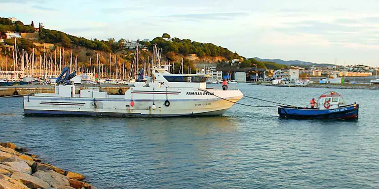 Ports trasllada l'embarcació ocupada de la família Rivas a Vilanova i la Geltrú