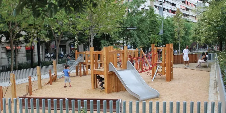 Els nens tornen a gaudir dels parcs infantils de Barcelona després de tres mesos tancats