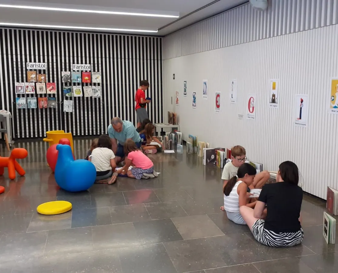 La biblioteca repta l'alumnat de primària a descobrir els àlbums il·lustrats en el seu concurs d'estiu