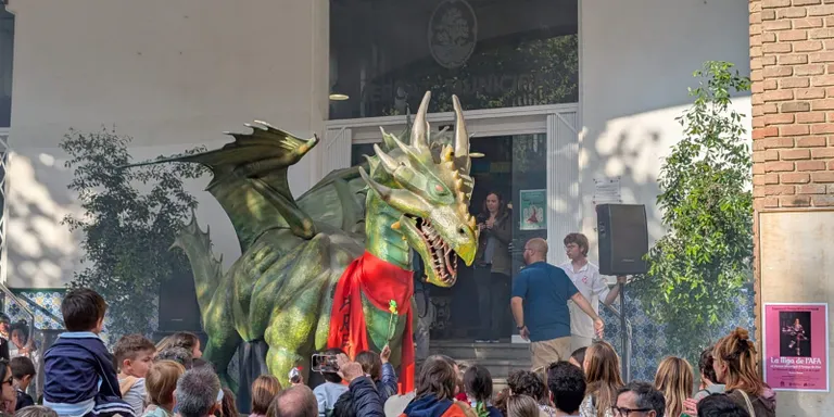 L'Arenyot, acabat de restaurar, surt en cercavila per escenificar la llegenda de Sant Jordi