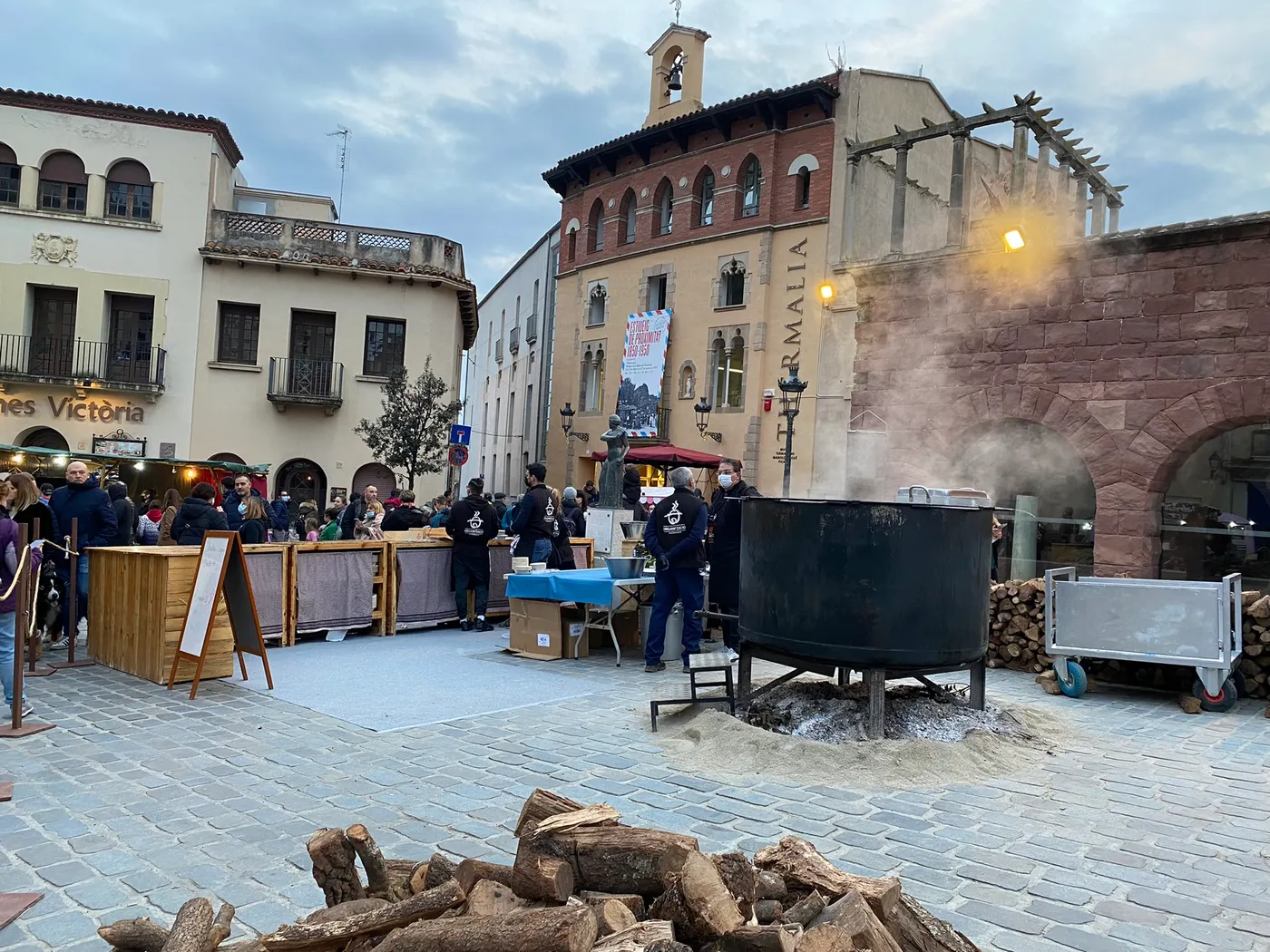 Unes 10.000 persones desafien els pronòstics de pluja i visiten el primer Mercat de l'Olla post-pandèmia