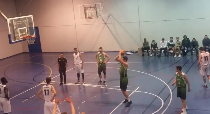 El partit es va disputar a pista contrà ria ( Foto: Arenys Bà squet )