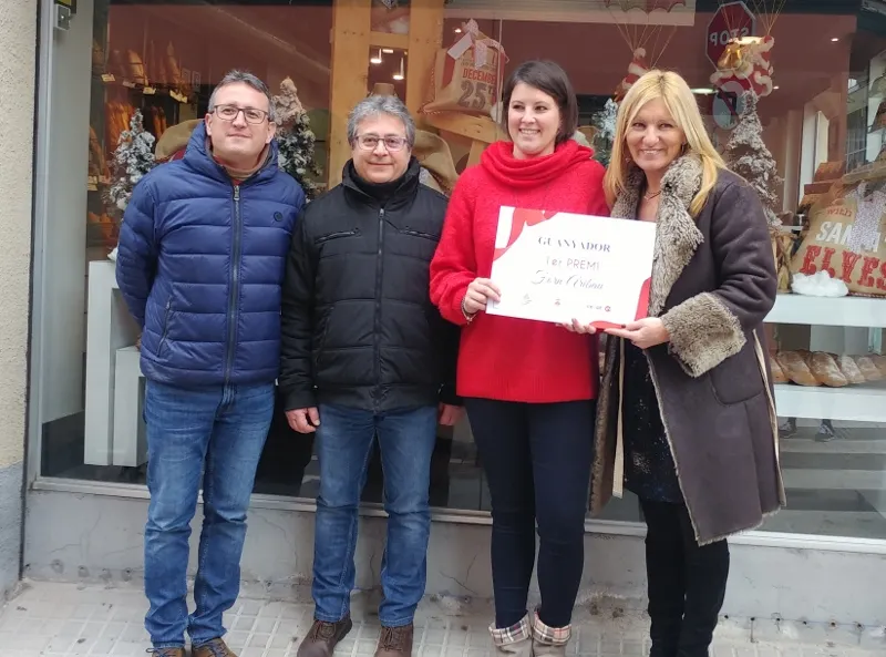 Rosa Aribau, de Forn Aribau, rebent el 1r premi del Concurs d'aparadors de Nadal
