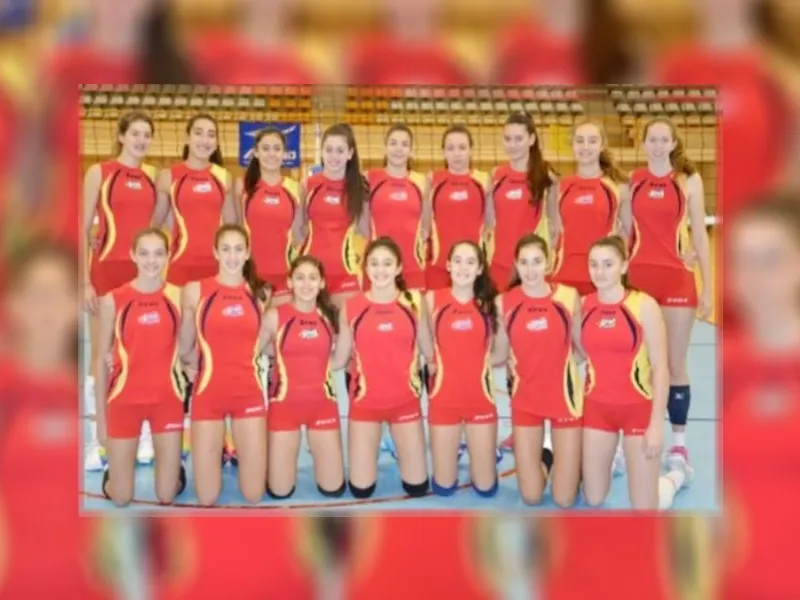 Marta Cano (de genolls a la dreta de la imatge) amb la selecció estatal / Foto: CVR