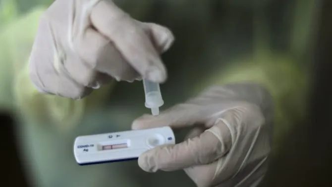 Les farmàcies ja poden vendre test d’antígens des d’avui