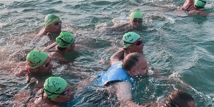 Cambrils es bolca amb Jordi Cervera i els ‘Malalts d’aigua’ que neden 46 km per donar visibilitat a l’ELA