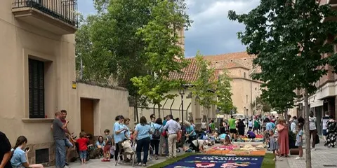 Les flors tornen a omplir el cap de setmana de Corpus a Caldes