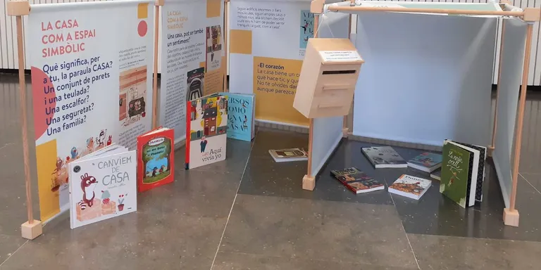 La biblioteca acull una exposició interactiva per reflexionar sobre el concepte "casa"