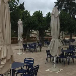 Entrevistes de la Plaça Mireia del 16/10/2020 — Un bar de Sant Just s’adapta al tancament: menjar per emportar, ajudes insuficients i cooperació entre restauradors - episode art