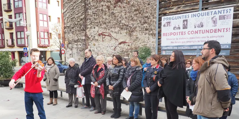 Lectura d'un manifest i minut de silenci a la Seu amb motiu de la commemoració del Dia Internacional per a l'Eliminació de la Violència Masclista