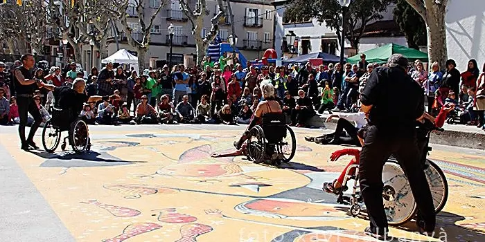 Èxit de públic a la festa ‘Tot som blaus’ organitzada per Junts Autisme