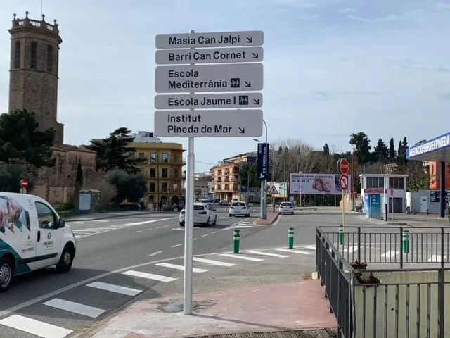 Pineda actualitza les senyals de trànsit indicadores a la carretera Nacional II