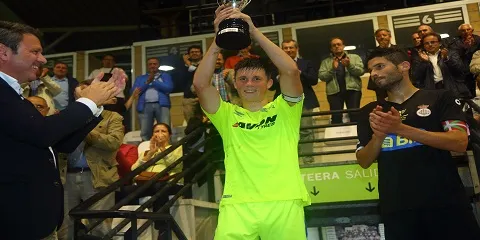 Alex Babos llega cedido del Derby County