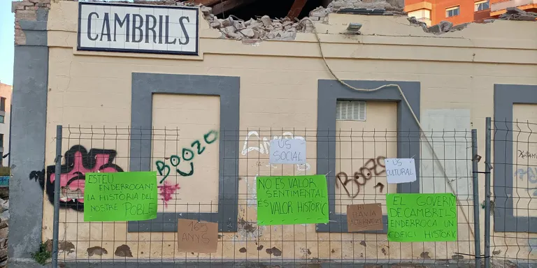 Pengen cartells anònims criticant l’enderrocament de l’estació de Cambrils