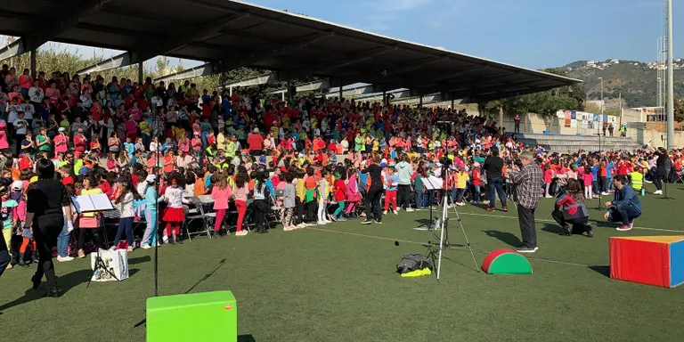 1500 escolars canten la música dels anys 80 a la 15ena Cantada Escolar