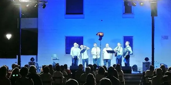 ‘Barca mitjana’ i ‘Vent Fort’ fan gaudir als quasi 200 assistents a la Cantada d’Havaneres d’Altafulla