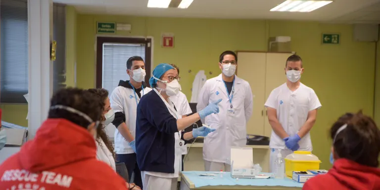 Voluntaris de Open Arms donen suport als equips d’atenció primària a residències del Maresme i altres comarques