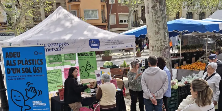 Alta afluència d'arenyencs a la parada informativa sobre l'ús d'envasos reutilitzables