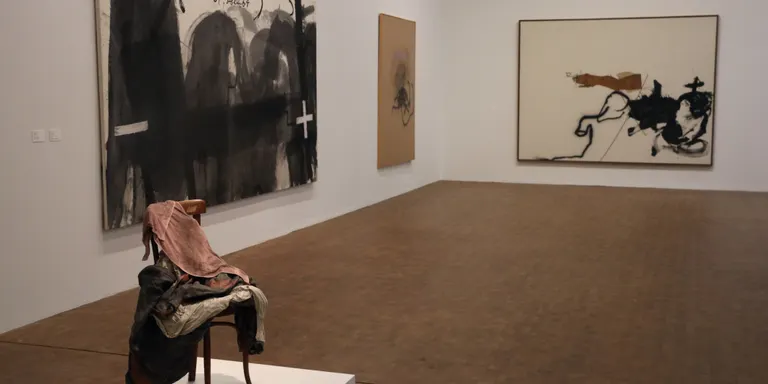 El Museu Tàpies presenta una retrospectiva del pintor amb peces inèdites a Barcelona