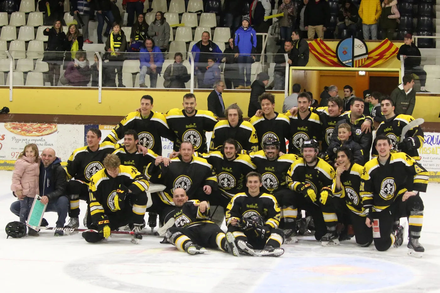 El CG Puigcerdà celebra el passi a la final de la Lliga 2019 d'hoquei gel (Foto: Yann Rieu / Hockeyfoto.net)