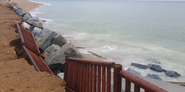El darrer temporal torna a afectar un tram de la platja dels Pescadors Pineda