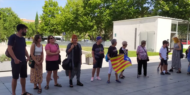 Una vintena de persones es concentren per mostrar el seu rebuig a l’entrada de VOX a l’Ajuntament de Cambrils