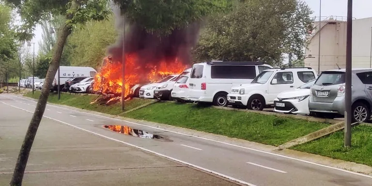 Un detingut per provocar l'incendi d'una autocaravana a Vic que ha afectat cinc vehicles aparcats al costat