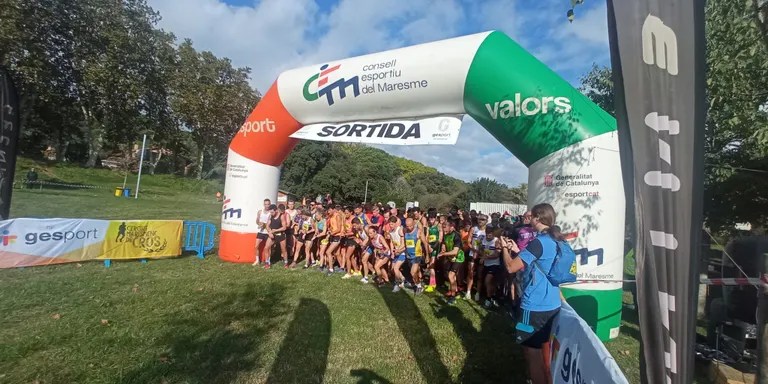 Bon nombre de participants en el 'Cros dels Arenys', emmarcat dins el circuit dels 'Crossos del Maresme'