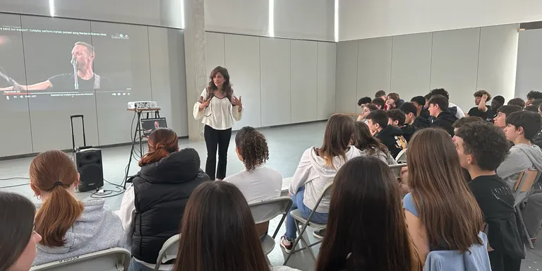 L’activista iraniana Ryma Sheermohammadi explica la lluita pels drets humans al seu país a uns 60 alumnes de l’institut Pic del Vent