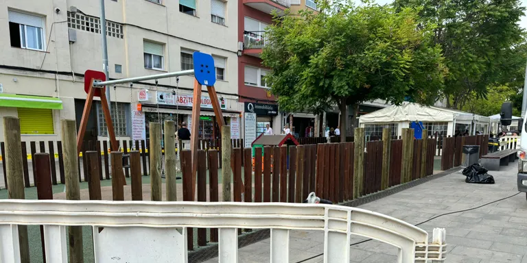 Actes incívics obliguen a tancar els parcs infantils de Plaça Espanya i Mèlies per a la seva reparació