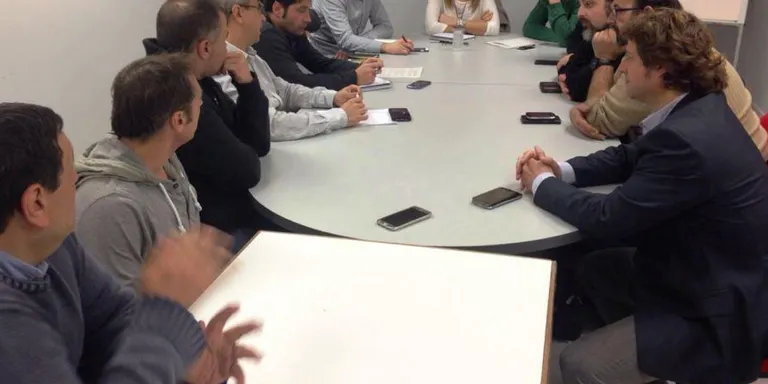 El PSC Vallès Oest es reuneix amb els treballadors de Delphi i es compromet a evitar el tancament