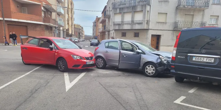 Un xoc entre dos cotxes provoca un ferit a l'avinguda Catalunya
