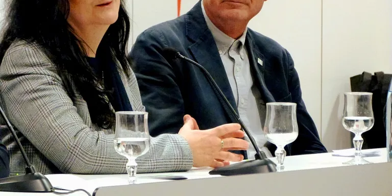 L’auditori de la biblioteca s’omple durant la conferència 28F