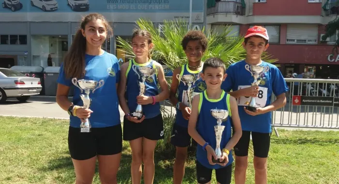 Els cinc atletes que van competir a la Milla Urbana de Barcelona van pujar al podi ( Foto: Ferran M