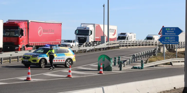 Les protestes dels agricultors francesos tallen la frontera i obliguen a aturar el trànsit a l’AP-7