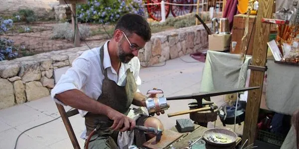 La 23a Fira d’Artesans d’Altafulla arranca aquest dijous amb un centenar de parades que mantenen l’essència de l’artesania
