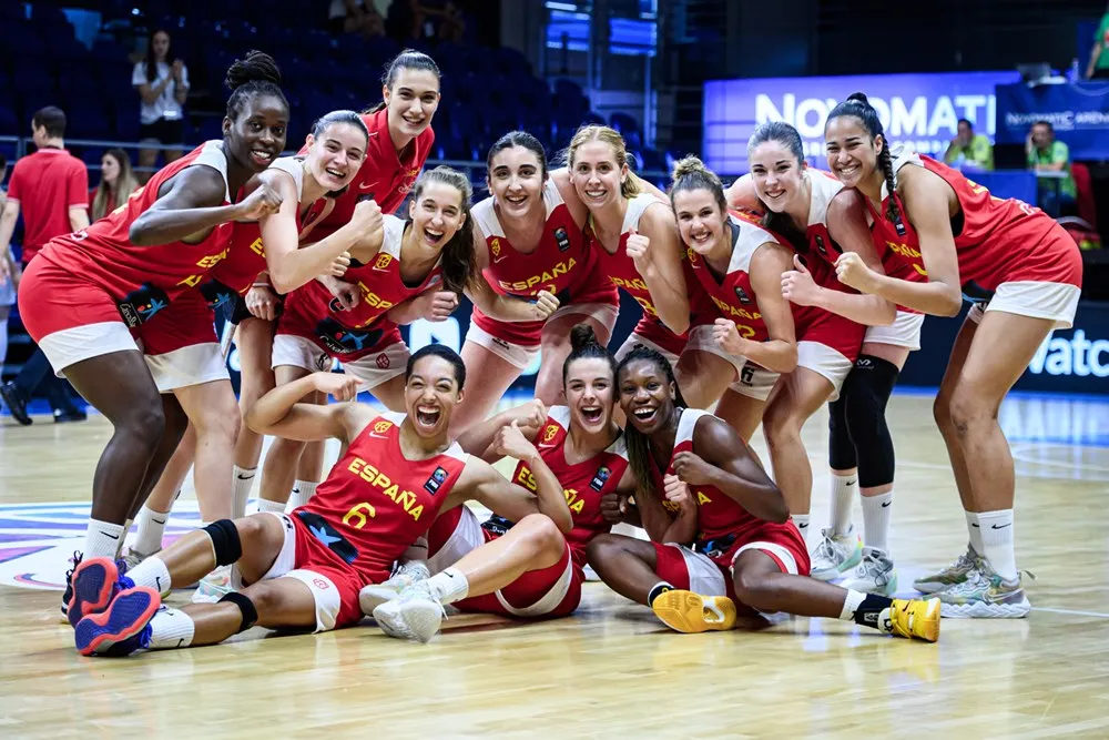 La manlleuenca Mama Dembele es penja la medalla d’or de l’europeu de bàsquet